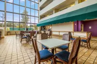 Clarion Hotel Jackson Northwest - Parking