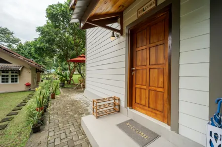 Kelivana the Wooden House 1 Отели рядом с достопримечательностью «Base camp pakem raya»