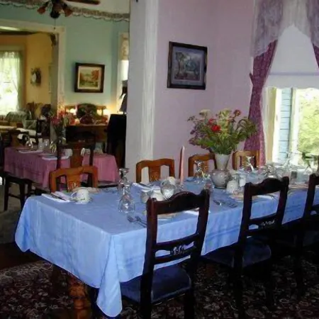 Robin's Nest Inn
