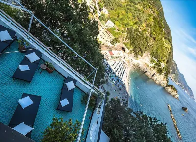 ヴィラ タンカ ウィズ エアコン, テラス のホテル