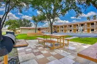 Texas Inn Donna - Motels
