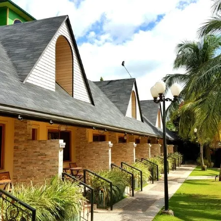Bohol Tropics Resort Отели рядом с достопримечательностью «Бохол Кволити Молл»