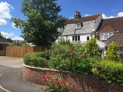 Meadow Cottage Hotels in Burcombe Without