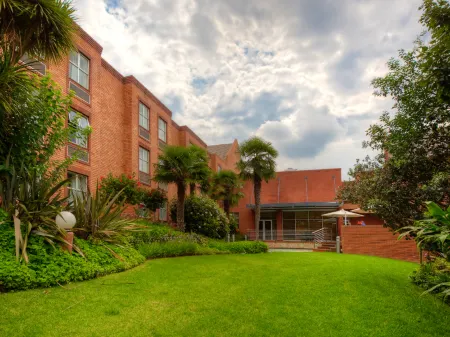 Road Lodge Sandton Отели рядом с достопримечательностью «Площадь Нельсона Манделы»