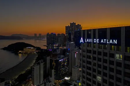 Lavi de Atlan Hotel 2 Отели рядом с достопримечательностью «Этнографический музей Пусанпхо»