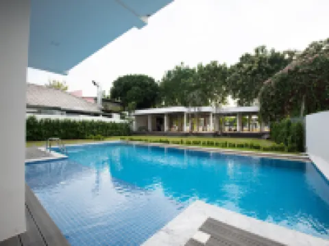 B2 Riverside Premier Hotel Hotels near Waroros Market