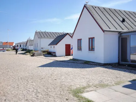 "Hariet" - 600m from the Sea