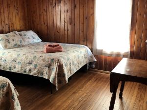 Blackbeard's Retreat - Historic and Pet Friendly 3 Bedroom Cottage by Redawning