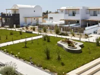 Sea Breeze Santorini Beach Resort, Curio Collection by Hilton Hotel berhampiran Pantai Vlychada