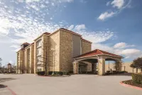 La Quinta Inn & Suites by Wyndham Mansfield TX Hotels in Mansfield