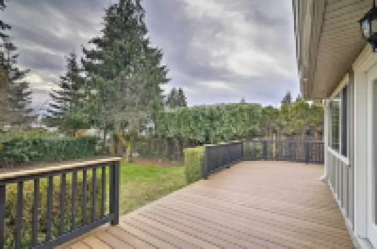 Deck + Game Room: Redmond Home ~ 17 Mi to Seattle