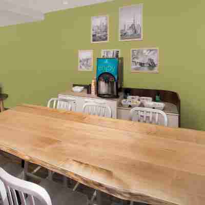 WoodSpring Suites South Plainfield Dining/Meeting Rooms