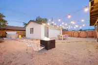 The Rockhopper - Hot Tub, Fire Pit & Walk to Downtown Jt! 4 Bedroom Home by RedAwning 約書亞樹村住宿飯店