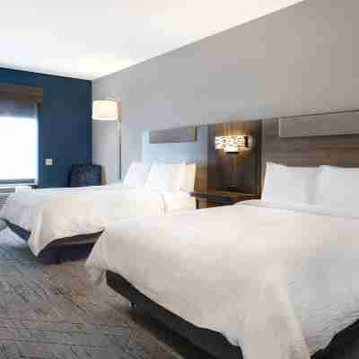 Holiday Inn Express & Suites Kansas City KU Medical Center Rooms