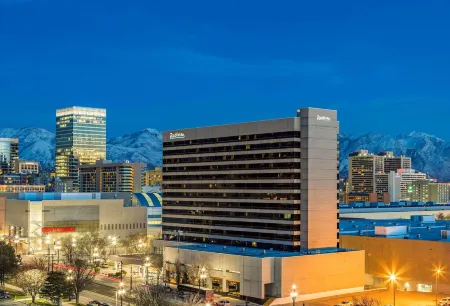 Radisson Hotel Salt Lake City Downtown Отели рядом с достопримечательностью «Pioneer Memorial Museum»