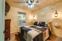 Serene Kentucky Cabin w/ Fireplace + Fire Pit! Hôtels à : Comte de Grant