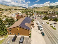 Super 8 by Wyndham Gardiner/Yellowstone Park Area - parking