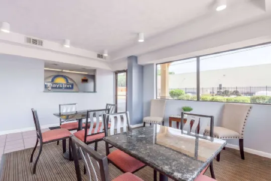 Days Inn by Wyndham Clinton