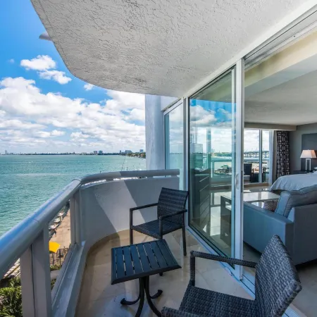 DoubleTree by Hilton Grand Hotel Biscayne Bay