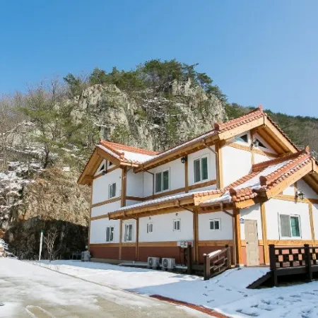 Gyeongju Hanok Kkotjam Pension Отели рядом с достопримечательностью «Храм Синсонса»