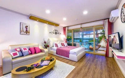 Geoje Island Pine Beach Pension 鶴洞黑鵝卵石海岸附近的飯店