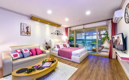 Geoje Island Pine Beach Pension Отели рядом с достопримечательностью «Geoje Haegeumgang ("Mount Kumgang of the sea")»