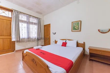 RedDoorz Plus at Wisma Kenanga Sukabumi Отели в г. Cikole