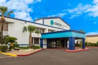 Clarion Pointe Lake Jackson - Clute Hotel dekat Slade Field