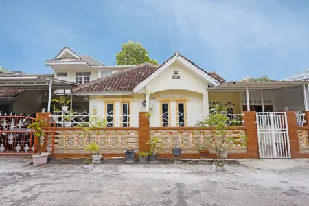 Wisma Pinggir Mitra RedDoorz Отели в г. Tanjung Pinang Kota