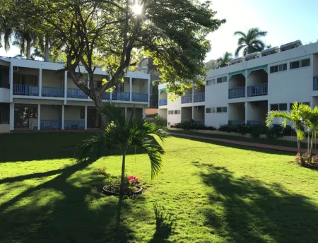 Toby's Resort Отели в г. Монтего-Бей