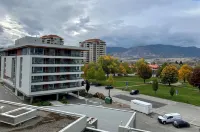 Penticton Lakeside Resort - Mountain view