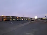 Seven Seas Inn & Suites - parking