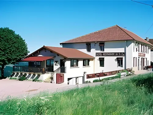 Logis le Saint Cyr Hotels in Montmelard