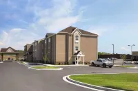 Microtel Inn & Suites by Wyndham Fairmont Hotel di 