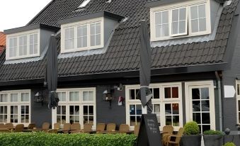 1. Hotel Ca..