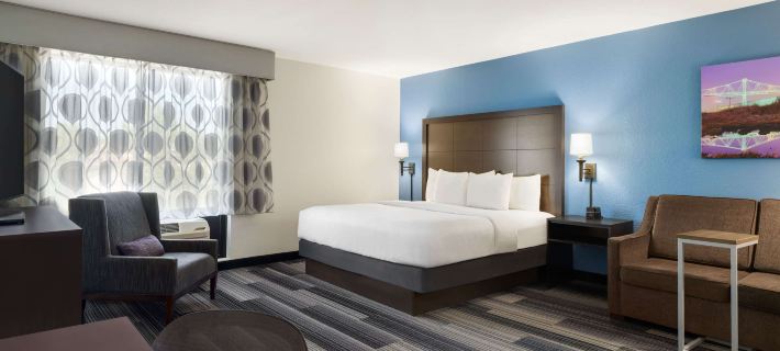 La Quinta Inn & Suites by Wyndham Springfield Airport Plaza スプリングフィールドのホテル