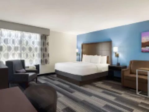 La Quinta Inn & Suites by Wyndham Springfield Airport Plaza Hotels in Springfield