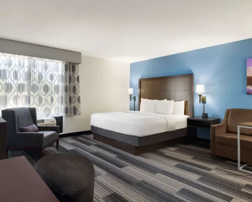 La Quinta Inn & Suites by Wyndham Springfield Airport Plaza Hotels in Springfield