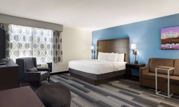 La Quinta Inn & Suites by Wyndham Springfield Airport Plaza