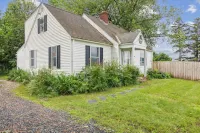 Stowe Retreat Mountain Views & Fenced Backyard by RedAwning