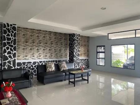 Guest House Sweethome Syariah Отели в г. Guntungmanggis