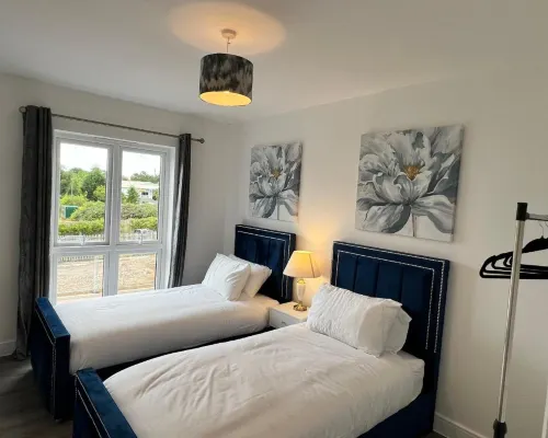 Modern 2 bedroom apartment Hotels in Sittingbourne
