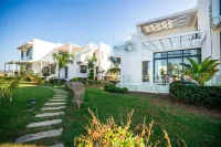 Charming and beautifully furnished apartment with direct poolside access