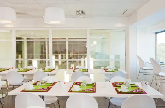 楠泰爾拉德芳斯飯店