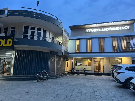 Woodland Residency Отели рядом с достопримечательностью «Блэк Тандер»
