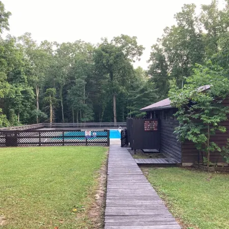 Cozy Creek Cabin: 1-Bedroom Cabin next to Pipestem Resort