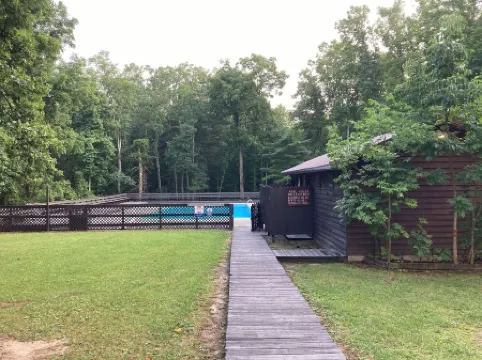 Cozy Creek Cabin: 1-Bedroom Cabin next to Pipestem Resort