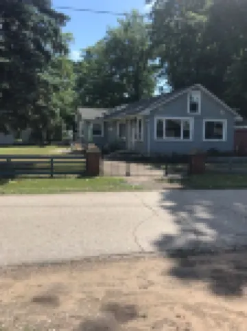 Cozy cottage across from the Lake