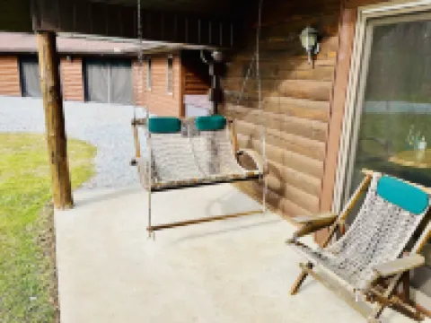 Wooded cabin in the Laurel Highlands with beautiful yard and native trout stream Hotels in Donegal Township