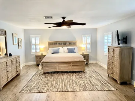 Hutchinson Island Oasis. Short walk to the beach and a mile to Little Jim's!